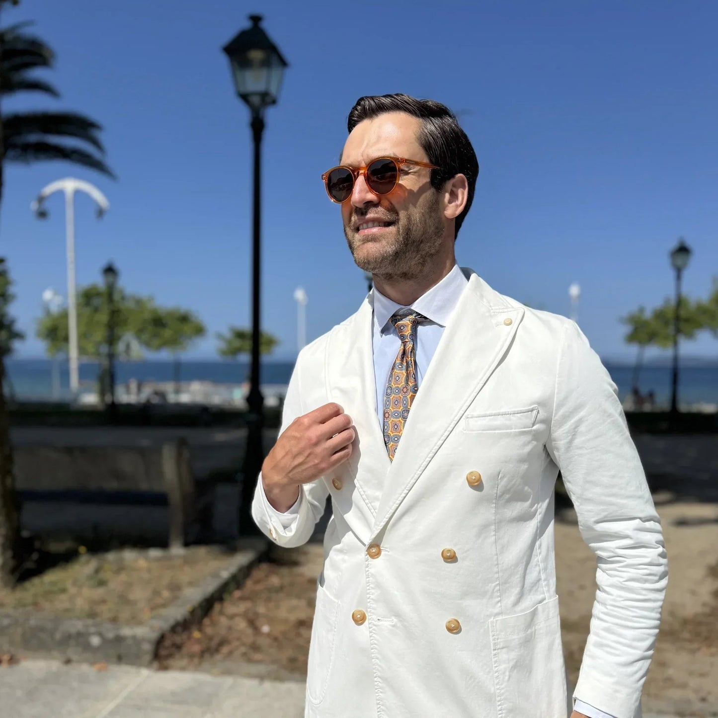 Gulpiyuri · gafas de sol de color naranja cristal