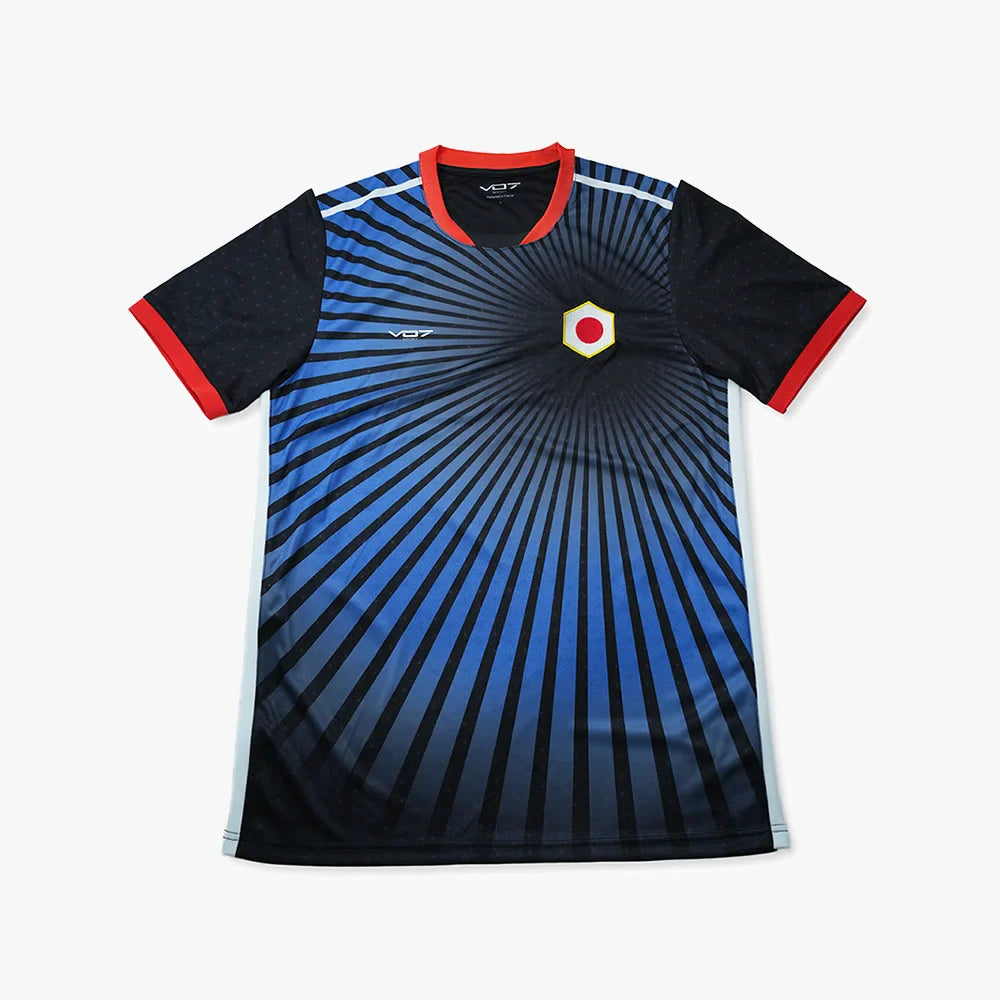 Maillot VO7 noir à motif rayon bleu, col et bords de manches rouges, écusson hexagonal inspiré du Japon sur la poitrine.