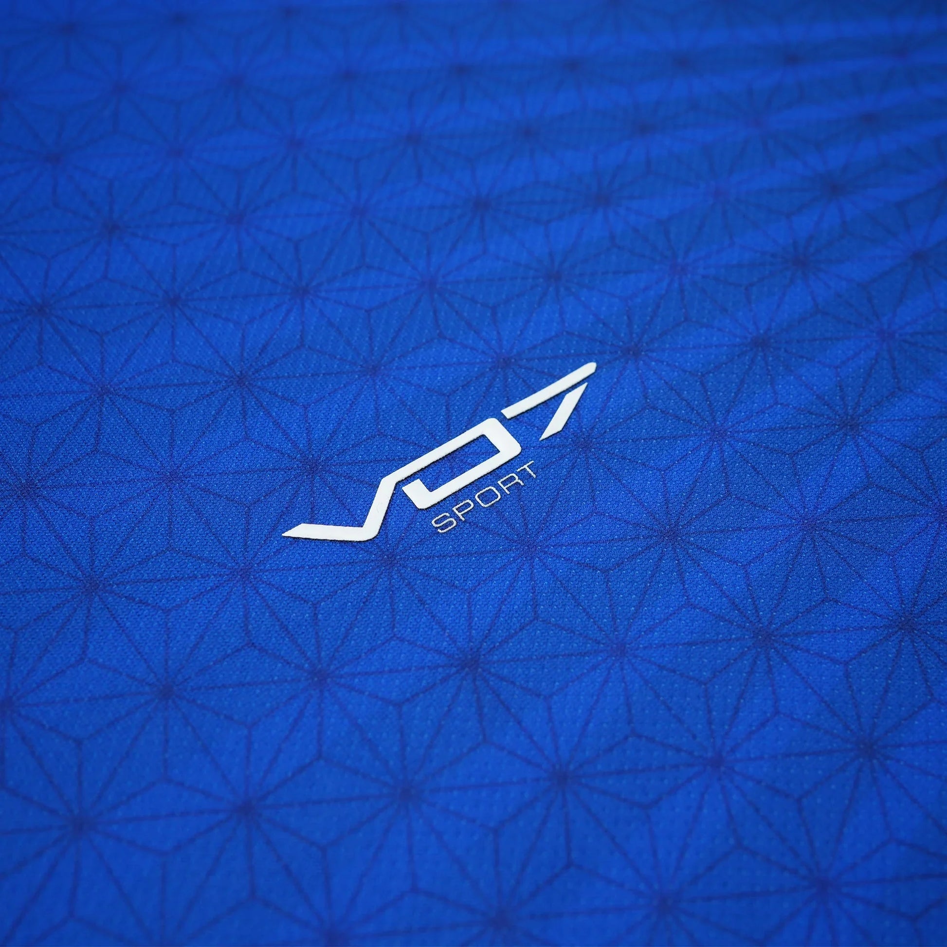 Maillot VO7 bleu à motif géométrique texturé avec logo blanc VO7 Sport central. Tissu technique au fini mat élégant.