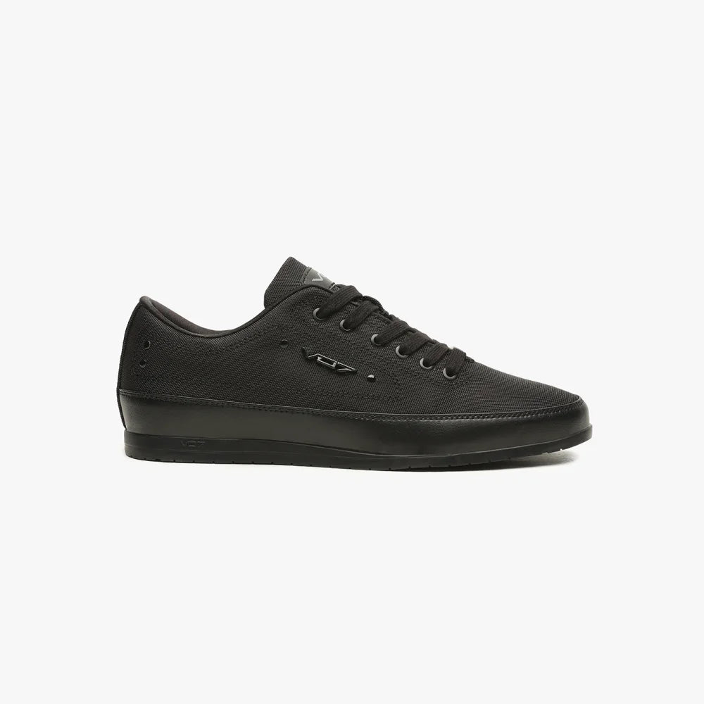 Basket VO7 Yacht Shine Dark noire en textile tissé avec semelle lisse, lacets ton sur ton et logo métallique latéral.