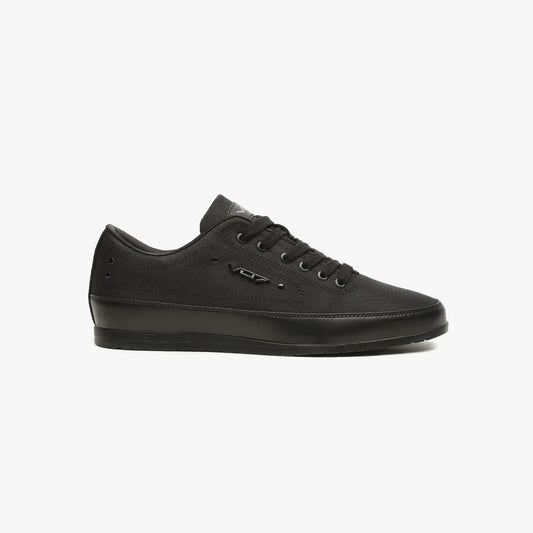 Basket VO7 Yacht Shine Dark noire en textile tissé avec semelle lisse, lacets ton sur ton et logo métallique latéral.