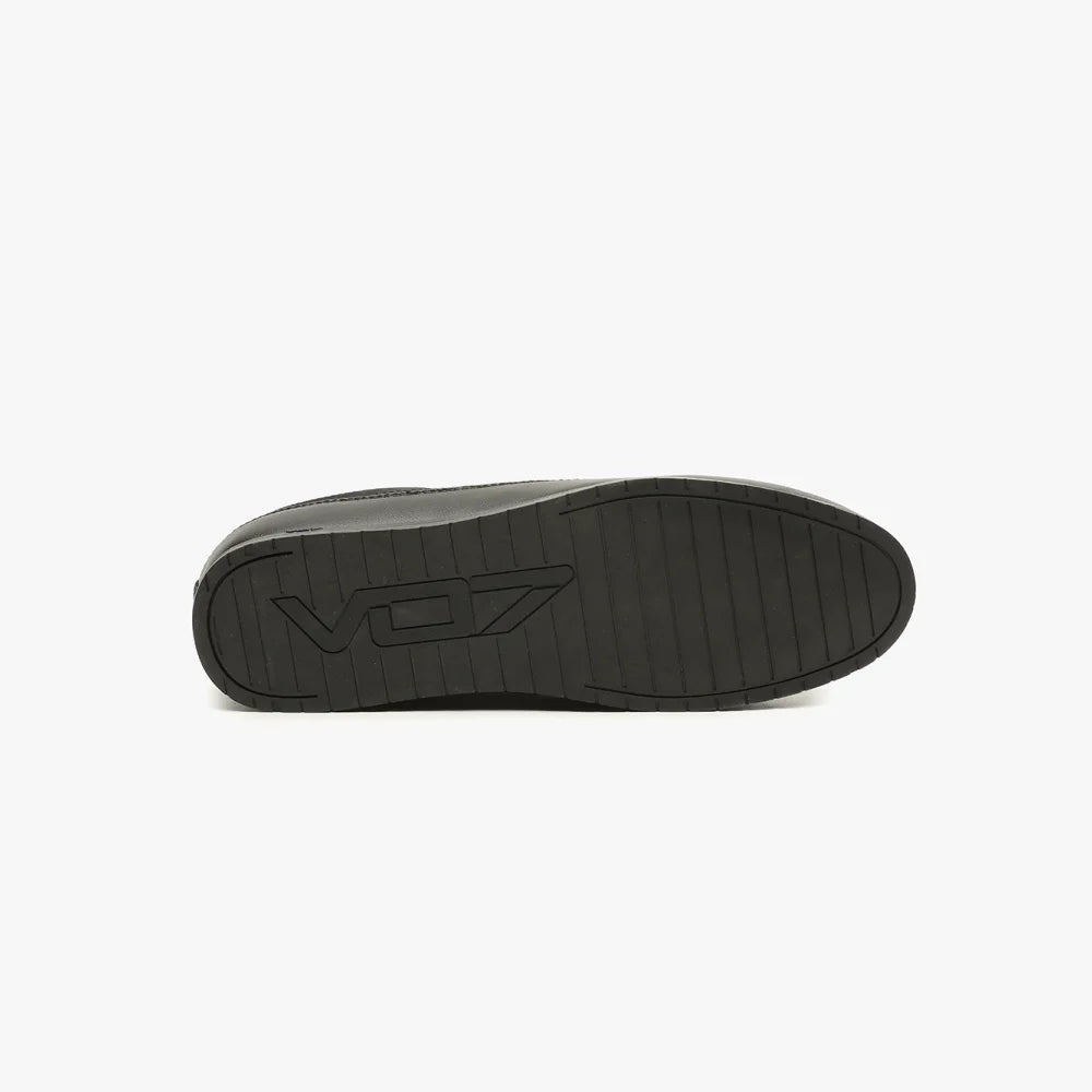 Semelle noire en caoutchouc de sneaker VO7 Yacht Shine Dark, avec logo VO7 en relief et rainures antidérapantes.
