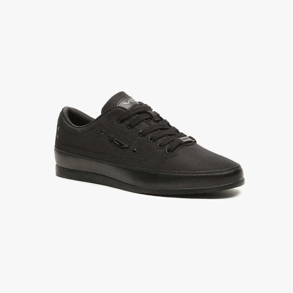 Basket VO7 Yacht Shine Dark noire en toile texturée avec semelle ton sur ton, lacets et logo métallique sur le côté.