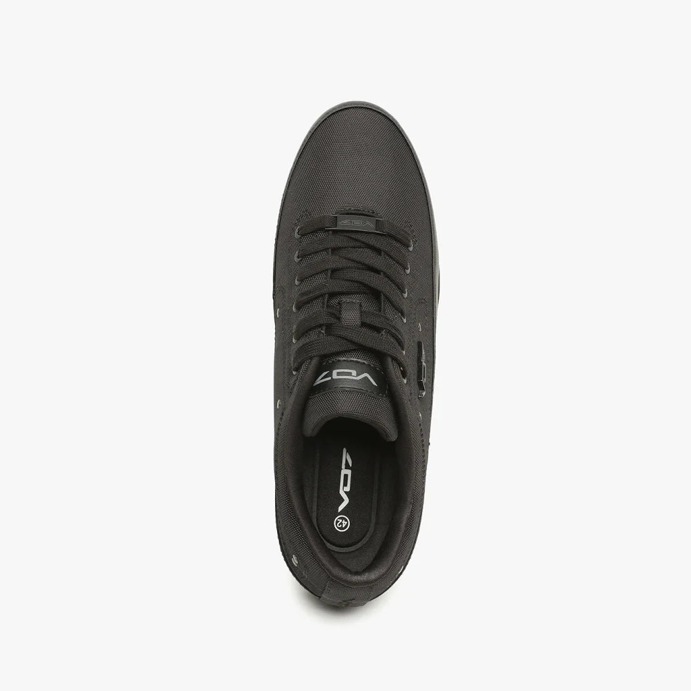 Basket VO7 Yacht Shine Dark noire en toile texturée avec lacets assortis et logo contrasté sur la languette.