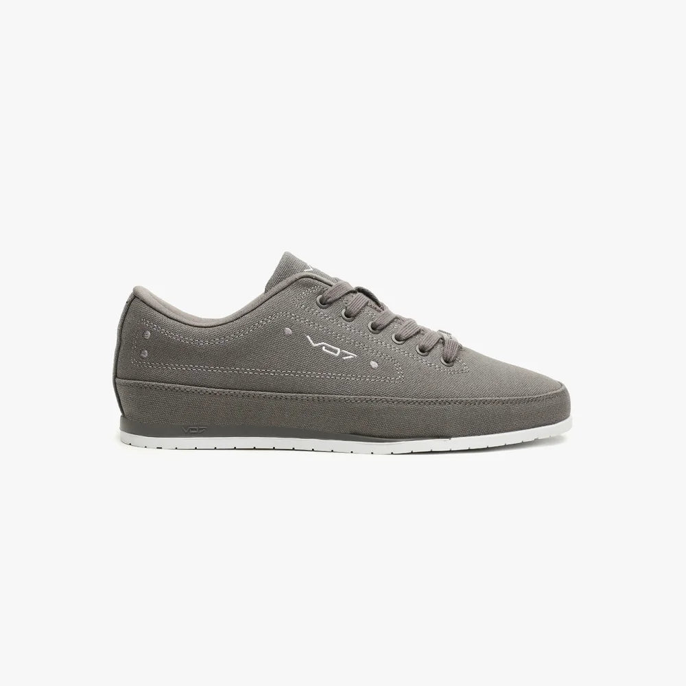 Sneaker basse VO7 Yacht 10 DK en toile grise, lacets ton sur ton, logo brodé et semelle plate blanche contrastante.