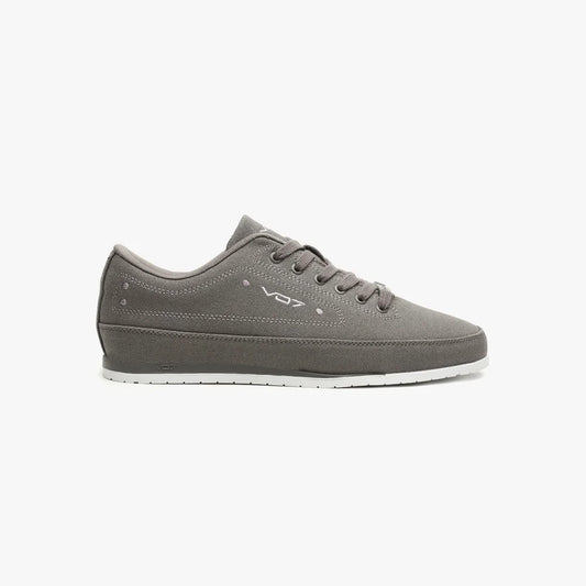 Sneaker basse VO7 Yacht 10 DK en toile grise, lacets ton sur ton, logo brodé et semelle plate blanche contrastante.