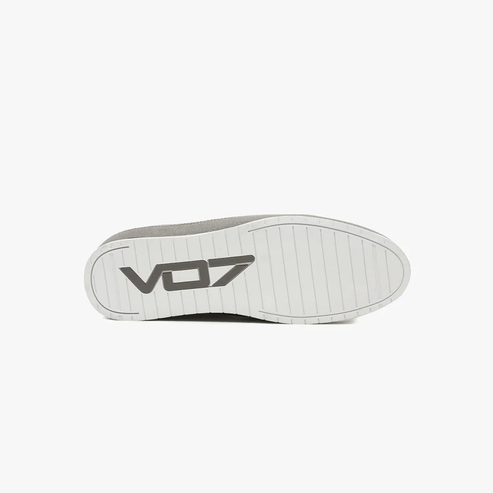 Semelle blanche de sneaker VO7 Yacht 10 DK avec logo gris et rainures antidérapantes sur fond blanc.