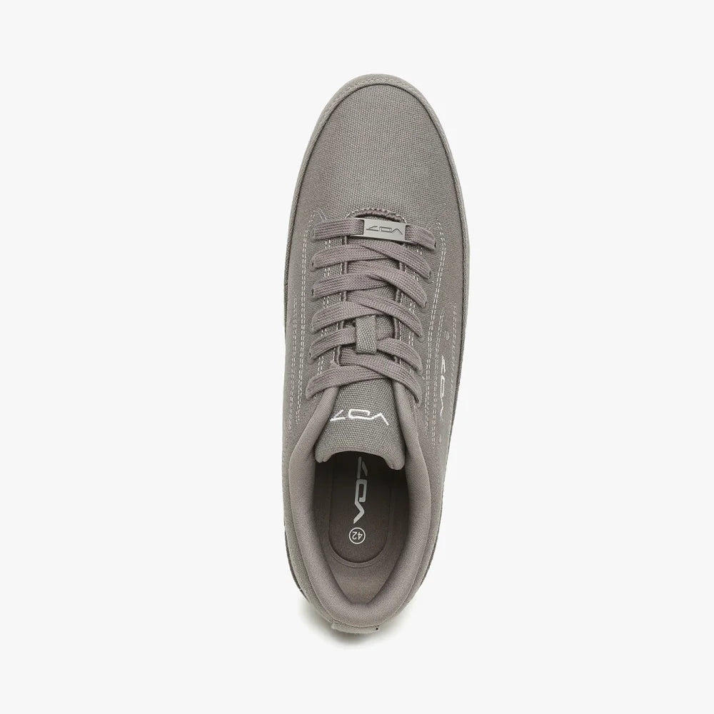 Basket VO7 Yacht 10 DK grise en toile, vue de dessus, avec lacets ton sur ton et logo métallique sur les lacets.