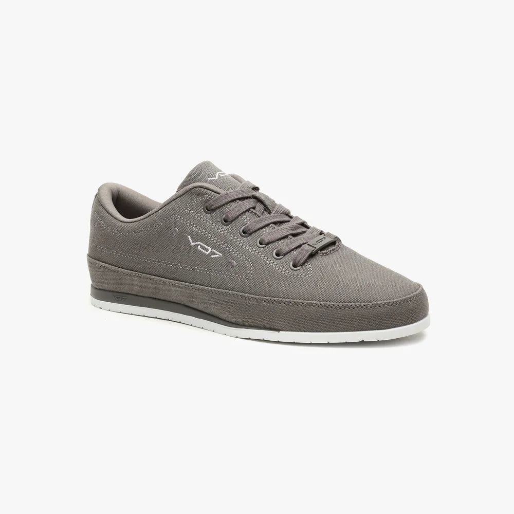 Baskets VO7 Yacht 10 DK en toile grise, laçage ton sur ton, logo brodé et semelle blanche contrastée.