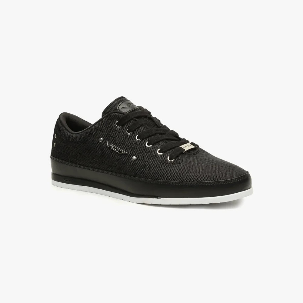 Sneakers VO7 Yacht Square noires en tissu texturé, détails argentés, logo métallique et semelle blanche contrastante.