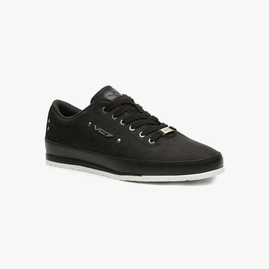 Sneakers VO7 Yacht Square noires en tissu texturé, détails argentés, logo métallique et semelle blanche contrastante.