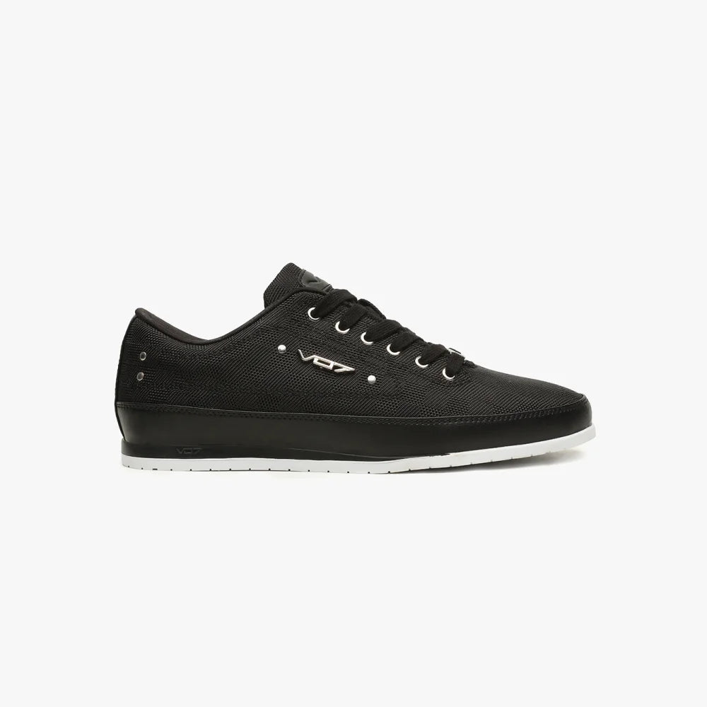 Basket VO7 Yacht Square noire en textile, dotée d'une semelle blanche contrastée et détails métalliques argentés.