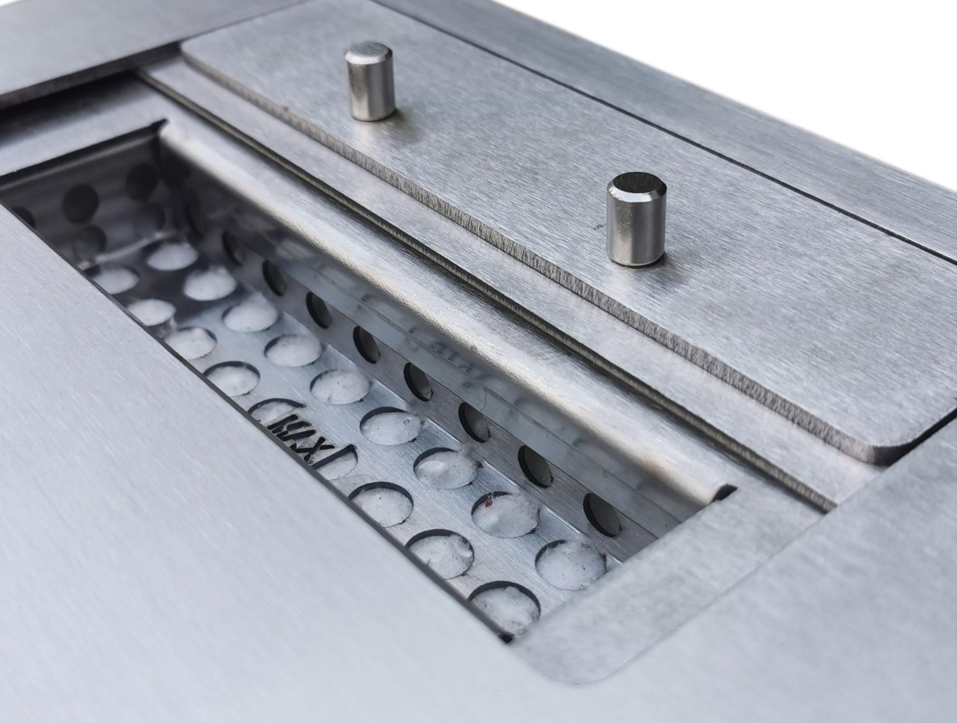 Detalle de los tres quemadores de la Biochimenea mural panorámica ZEUS